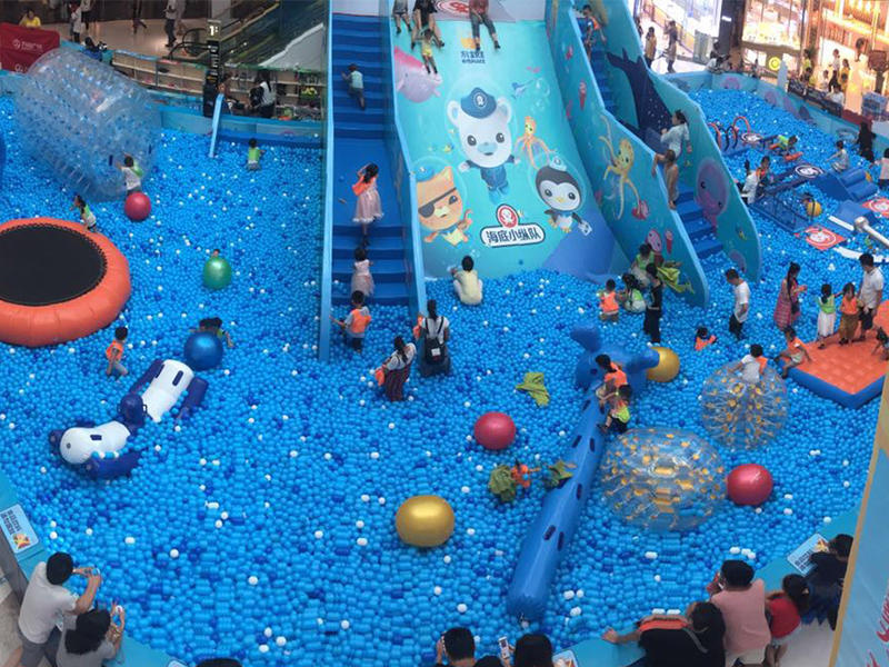 Wanda plaza ocean ball pool -- let children enjoy swimming in the ocean