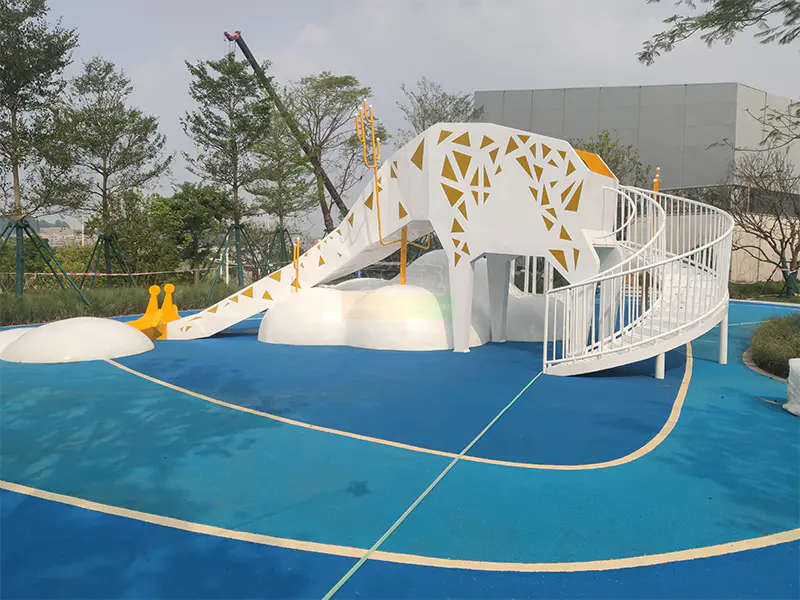 Giraffe shaped outdoor slide for children